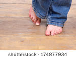 赤脚在木地板上走